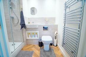 2 Bed Stylish Stay - By Holiday Homes