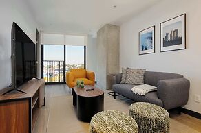 w Deluxe 3BR w Balcony in Interlomas
