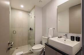 w Deluxe 3BR w Balcony in Interlomas