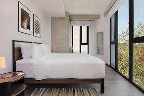 w Deluxe 3BR w Balcony in Interlomas