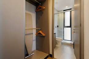 w Deluxe 3BR w Balcony in Interlomas