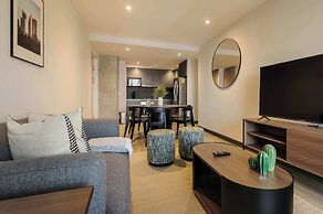 w Deluxe 3BR w Balcony in Interlomas