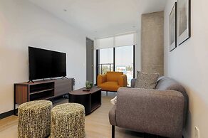 w Deluxe 3BR w Balcony in Interlomas