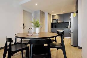 w Deluxe 3BR w Balcony in Interlomas