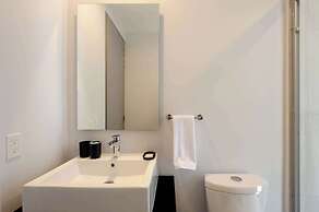 w Deluxe 3BR w Balcony in Interlomas