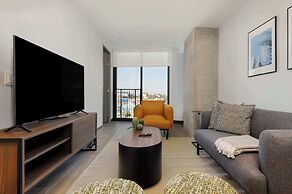 w Deluxe 3BR w Balcony in Interlomas