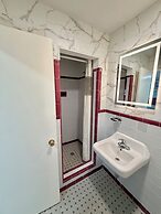 Deluxe Inn