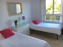2 bed Apt, grt Location, Shared Pool, Outdoor Area
