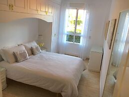 2 bed Apt, grt Location, Shared Pool, Outdoor Area