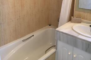 2 bed Apt, grt Location, Shared Pool, Outdoor Area