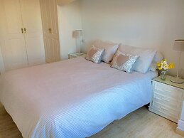 2 bed Apt, grt Location, Shared Pool, Outdoor Area