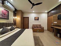 Vaidik Palace - 800 mtr from Prem Mandir