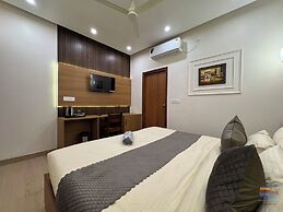 Vaidik Palace - 800 mtr from Prem Mandir