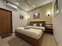 Vaidik Palace - 800 mtr from Prem Mandir