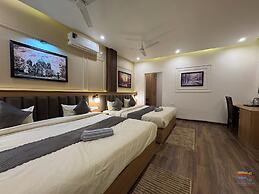 Vaidik Palace - 800 mtr from Prem Mandir