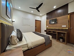 Vaidik Palace - 800 mtr from Prem Mandir