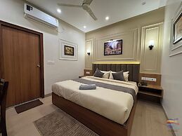 Vaidik Palace - 800 mtr from Prem Mandir