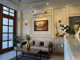 Vaidik Palace - 800 mtr from Prem Mandir