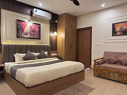 Vaidik Palace - 800 mtr from Prem Mandir