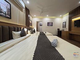 Vaidik Palace - 800 mtr from Prem Mandir