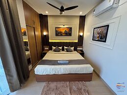 Vaidik Palace - 800 mtr from Prem Mandir
