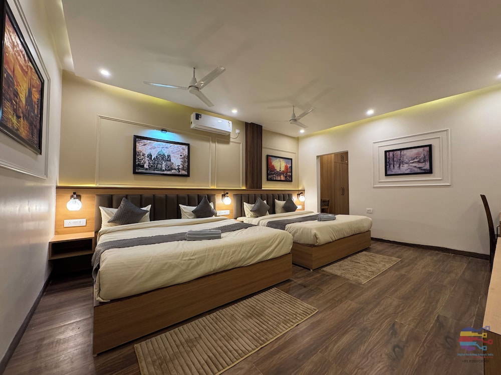 Vaidik Palace - 800 mtr from Prem Mandir