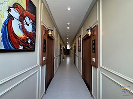 Vaidik Palace - 800 mtr from Prem Mandir