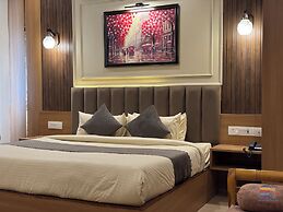Vaidik Palace - 800 mtr from Prem Mandir