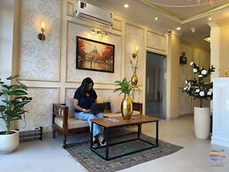 Vaidik Palace - 800 mtr from Prem Mandir
