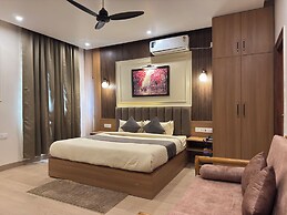 Vaidik Palace - 800 mtr from Prem Mandir