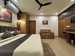 Vaidik Palace - 800 mtr from Prem Mandir
