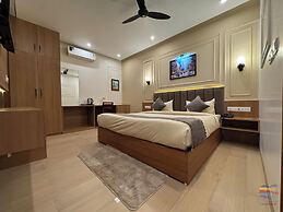 Vaidik Palace - 800 mtr from Prem Mandir