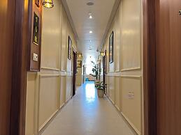 Vaidik Palace - 800 mtr from Prem Mandir