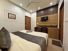 Vaidik Palace - 800 mtr from Prem Mandir