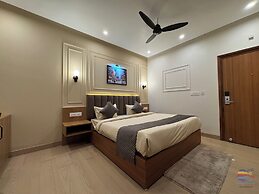 Vaidik Palace - 800 mtr from Prem Mandir