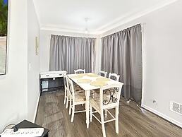 Comfortable 3-bed Home in Marangaroo