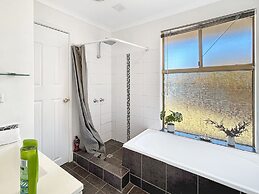 Comfortable 3-bed Home in Marangaroo