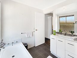 Comfortable 3-bed Home in Marangaroo
