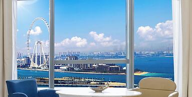 LUX Iconic Views at Palm Tower Studio 5