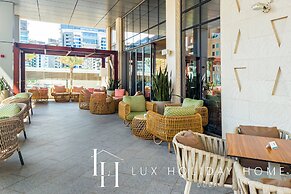 LUX Iconic Views at Palm Tower Studio 5