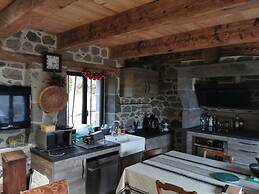 Rustic Mont-dore Family Cottage