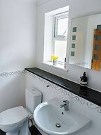 Modern Margate Apt 2BR En-suite Parking by Adliv