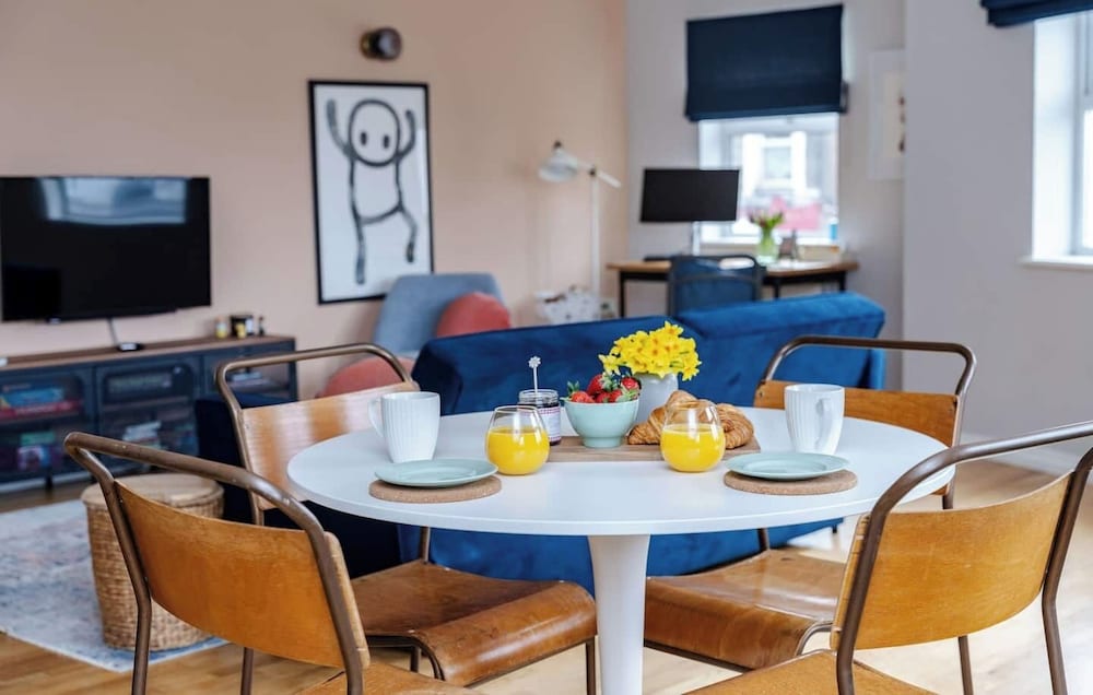 Modern Margate Apt 2BR En-suite Parking by Adliv