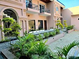 RN Hotel And Lawn
