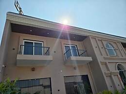 RN Hotel And Lawn