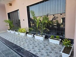 RN Hotel And Lawn