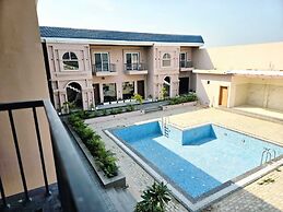 RN Hotel And Lawn