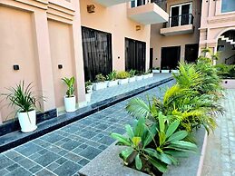 RN Hotel And Lawn