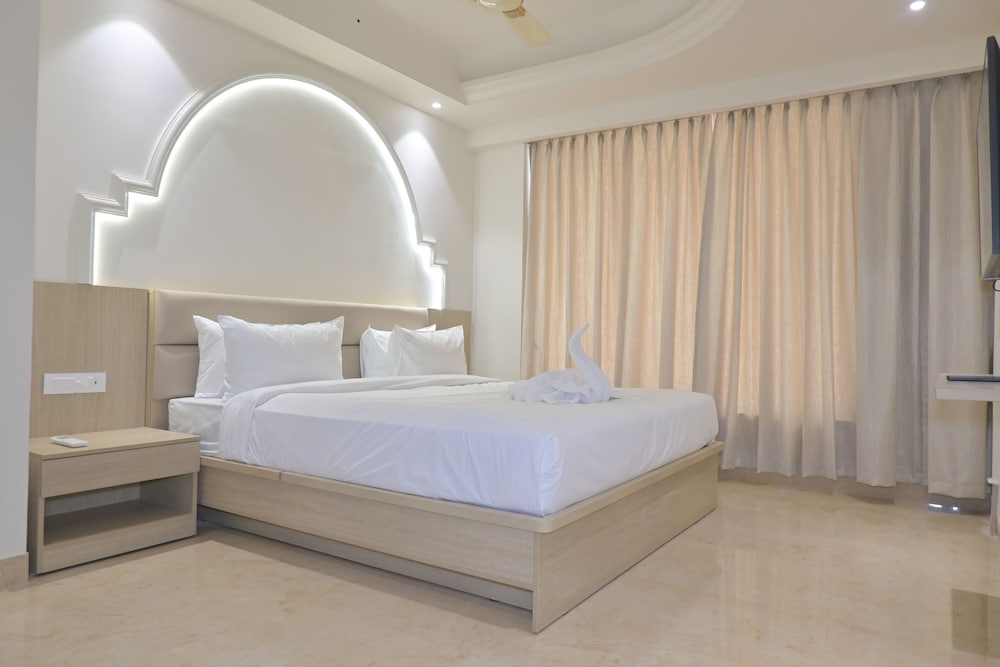 Simran Sarovar Hotel