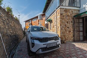 Alaya Stays SnowPeak Vila With Hill View